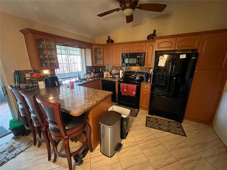 На продажу: $255,000 (2 спален, 2 ванн, 1200 Квадратных фут)