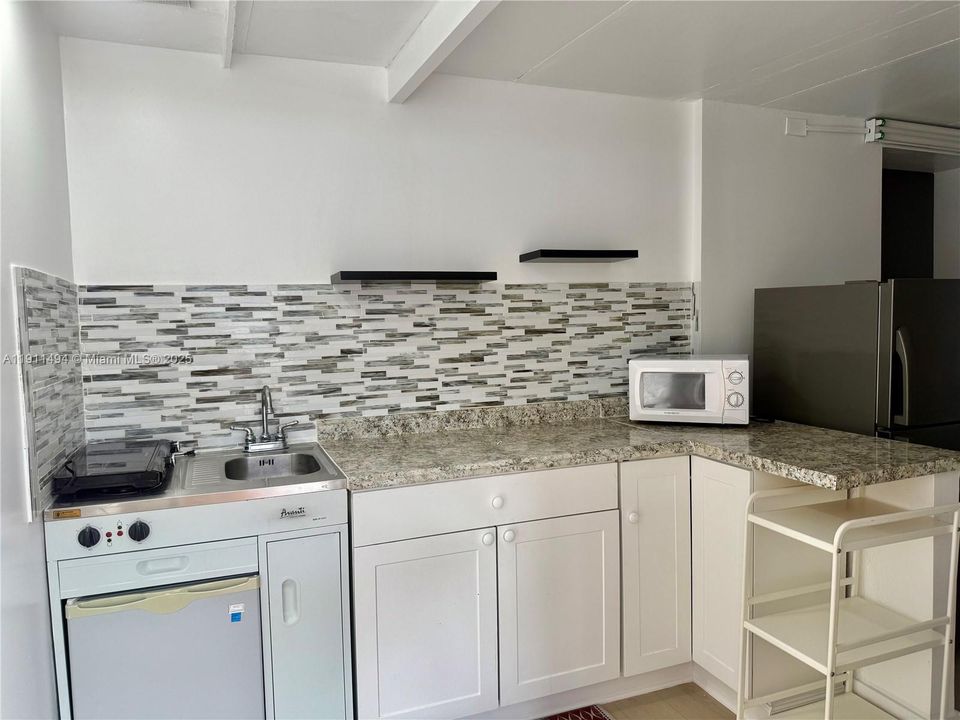 For Rent: $1,400 (1 beds, 1 baths, 1015 Square Feet)