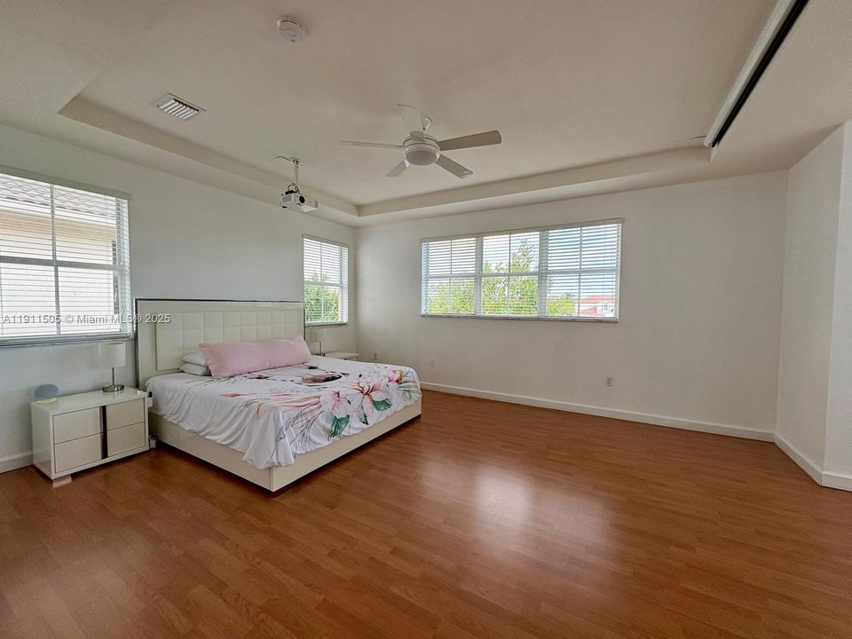 На продажу: $1,250,000 (5 спален, 4 ванн, 3636 Квадратных фут)