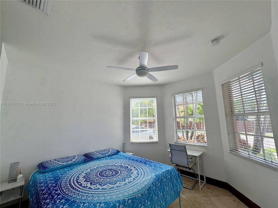 На продажу: $1,250,000 (5 спален, 4 ванн, 3636 Квадратных фут)