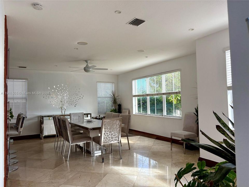 На продажу: $1,250,000 (5 спален, 4 ванн, 3636 Квадратных фут)