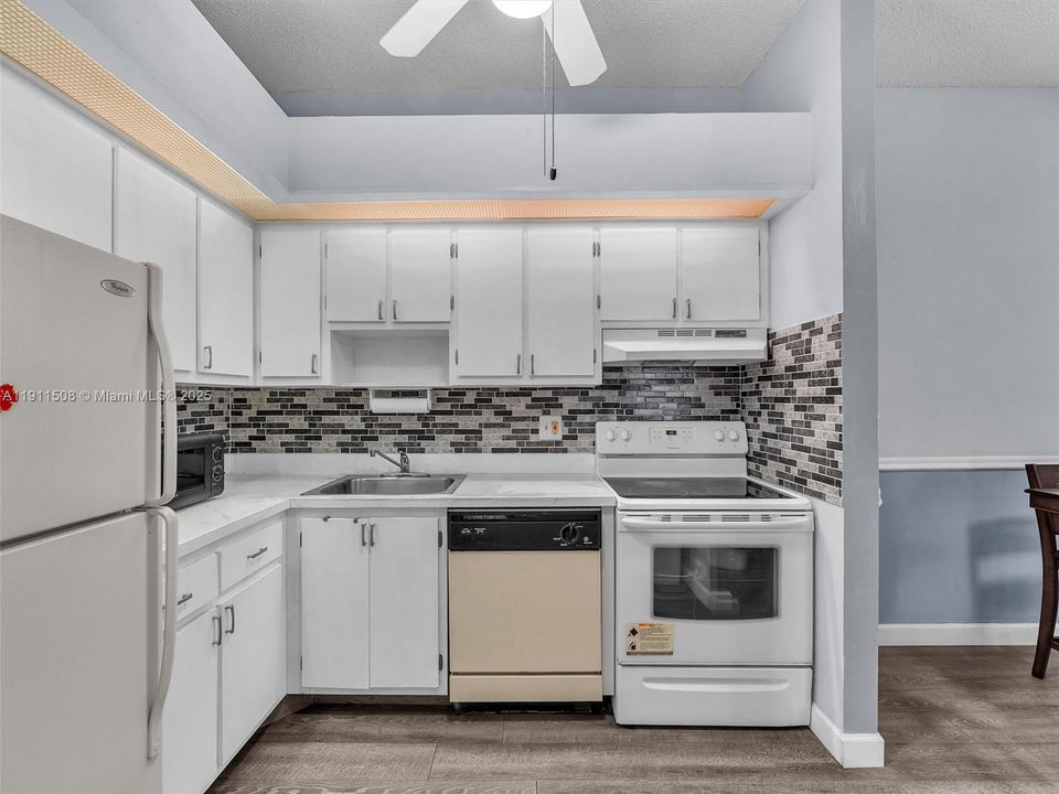 En Venta: $120,000 (2 camas, 2 baños, 827 Pies cuadrados)