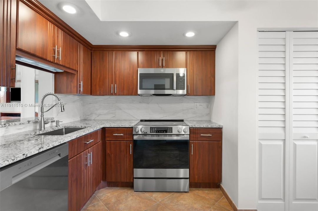 En Venta: $184,000 (2 camas, 2 baños, 1000 Pies cuadrados)