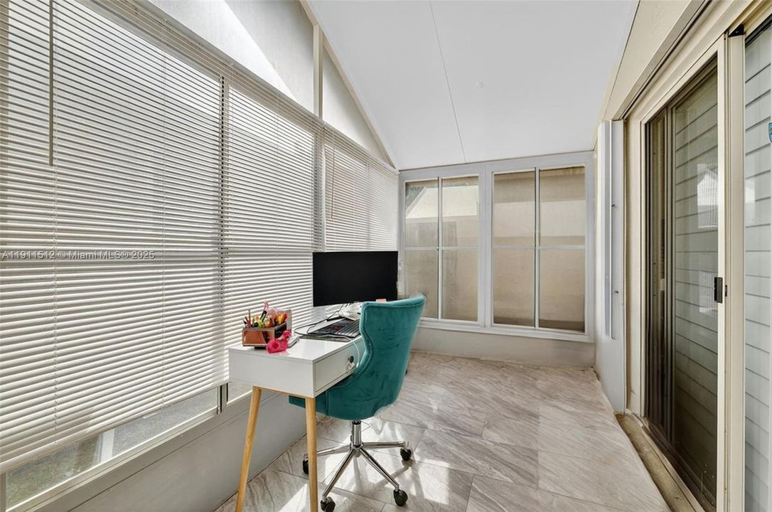 For Sale: $240,000 (2 beds, 2 baths, 1037 Square Feet)