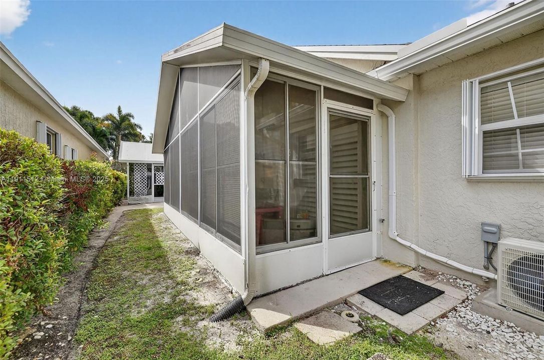 For Sale: $240,000 (2 beds, 2 baths, 1037 Square Feet)