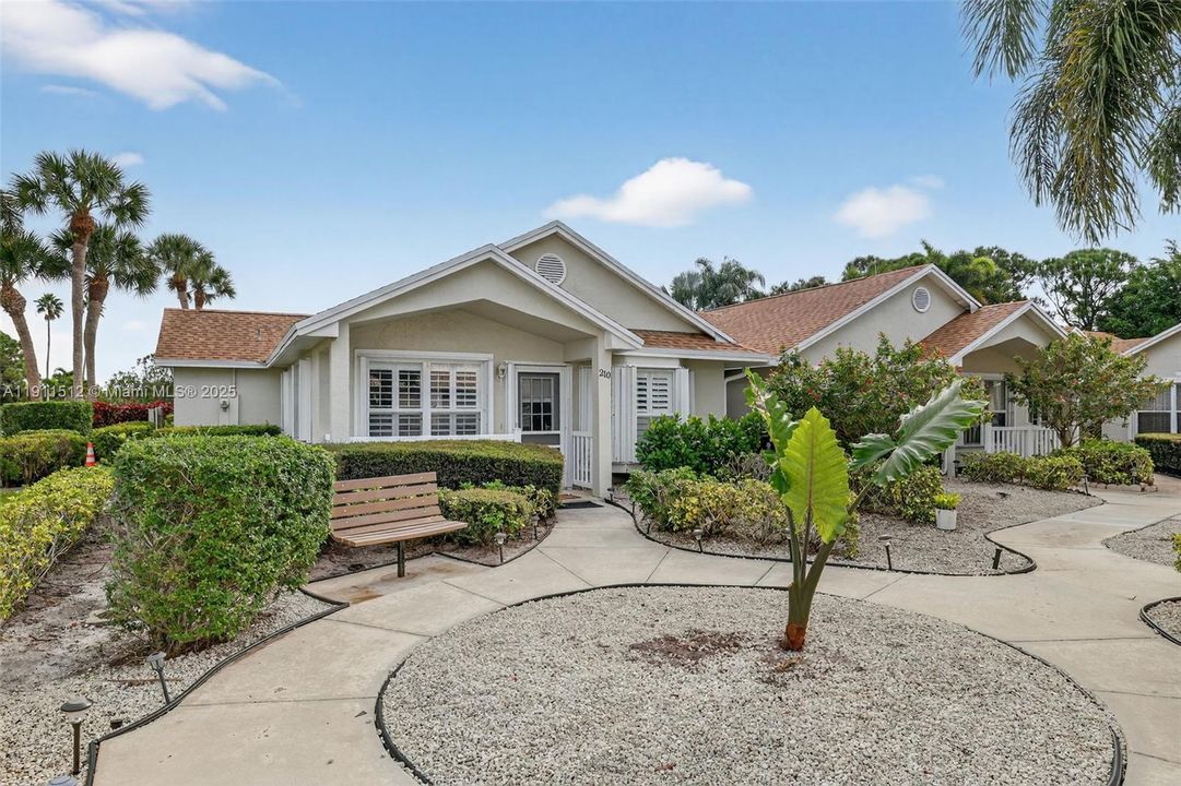 For Sale: $240,000 (2 beds, 2 baths, 1037 Square Feet)