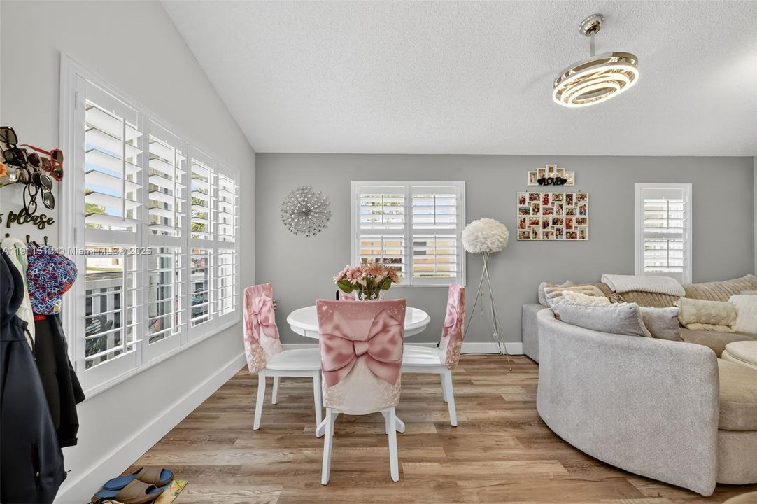 For Sale: $240,000 (2 beds, 2 baths, 1037 Square Feet)