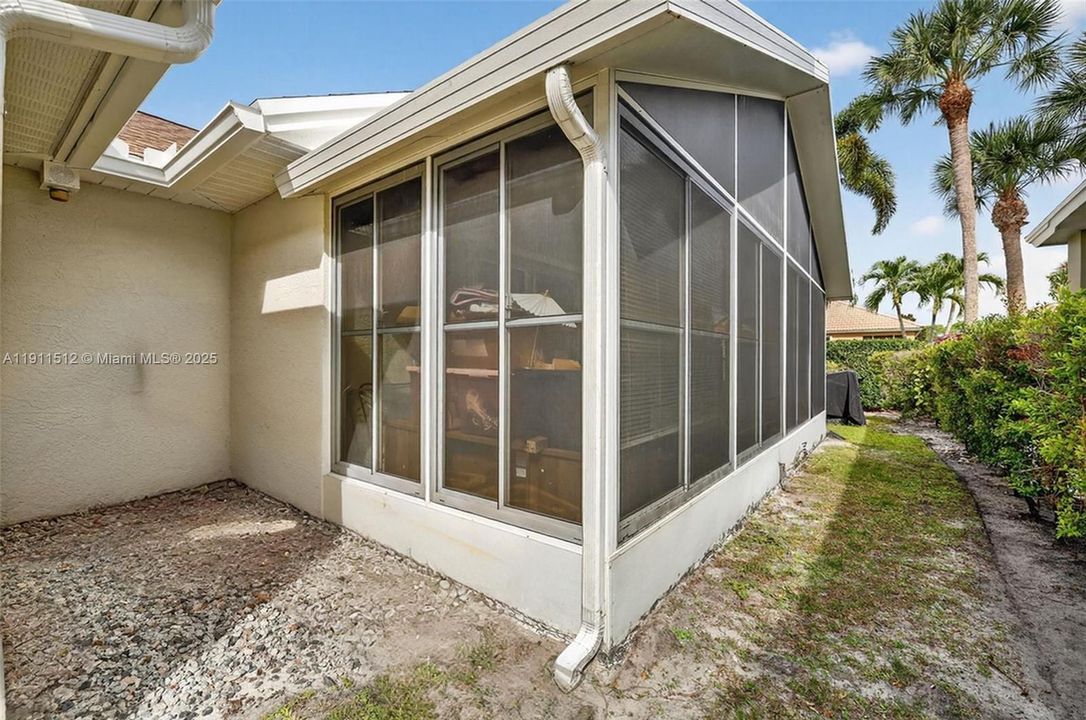 For Sale: $240,000 (2 beds, 2 baths, 1037 Square Feet)