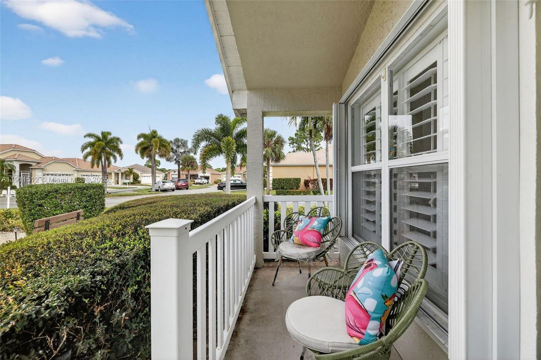 For Sale: $240,000 (2 beds, 2 baths, 1037 Square Feet)