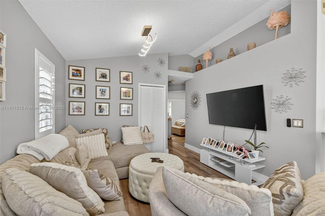 For Sale: $240,000 (2 beds, 2 baths, 1037 Square Feet)