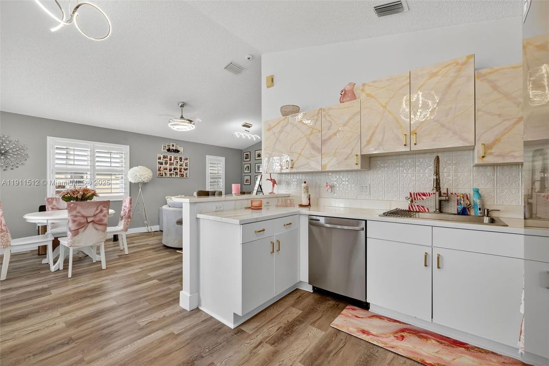 For Sale: $240,000 (2 beds, 2 baths, 1037 Square Feet)