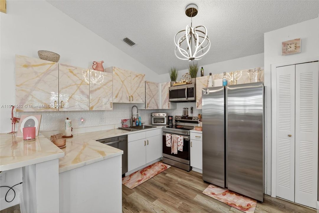 For Sale: $240,000 (2 beds, 2 baths, 1037 Square Feet)