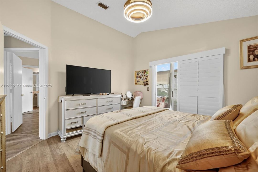 For Sale: $240,000 (2 beds, 2 baths, 1037 Square Feet)