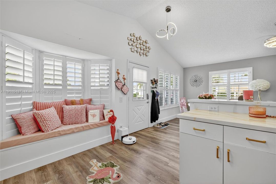 For Sale: $240,000 (2 beds, 2 baths, 1037 Square Feet)