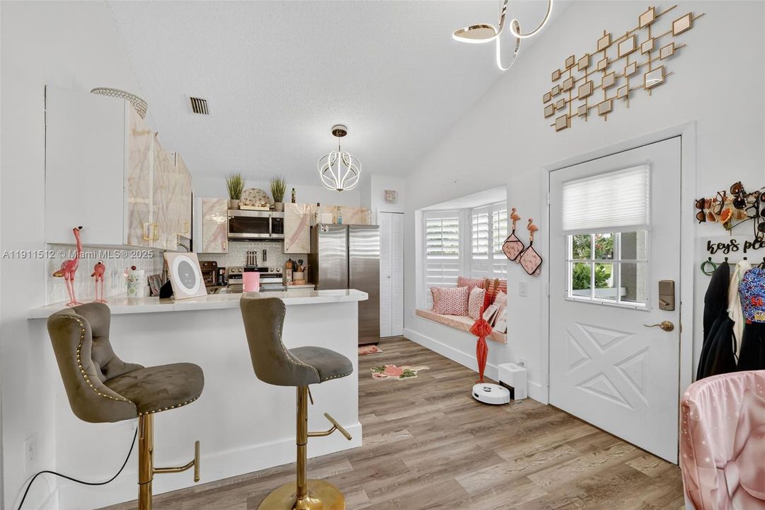 For Sale: $240,000 (2 beds, 2 baths, 1037 Square Feet)