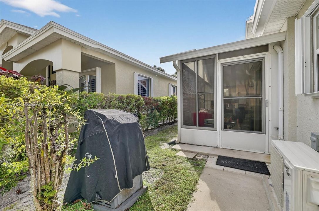 For Sale: $240,000 (2 beds, 2 baths, 1037 Square Feet)