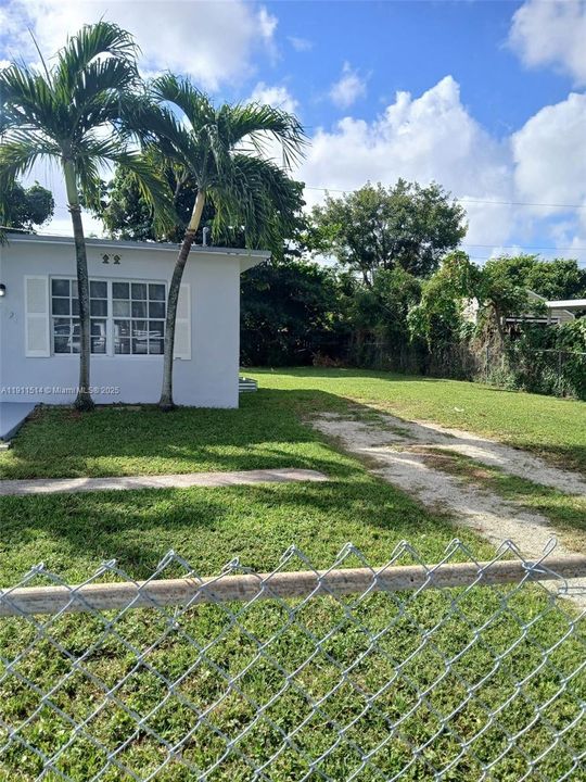 出租: $2,195 (2 贝兹, 1 浴室, 756 平方英尺)