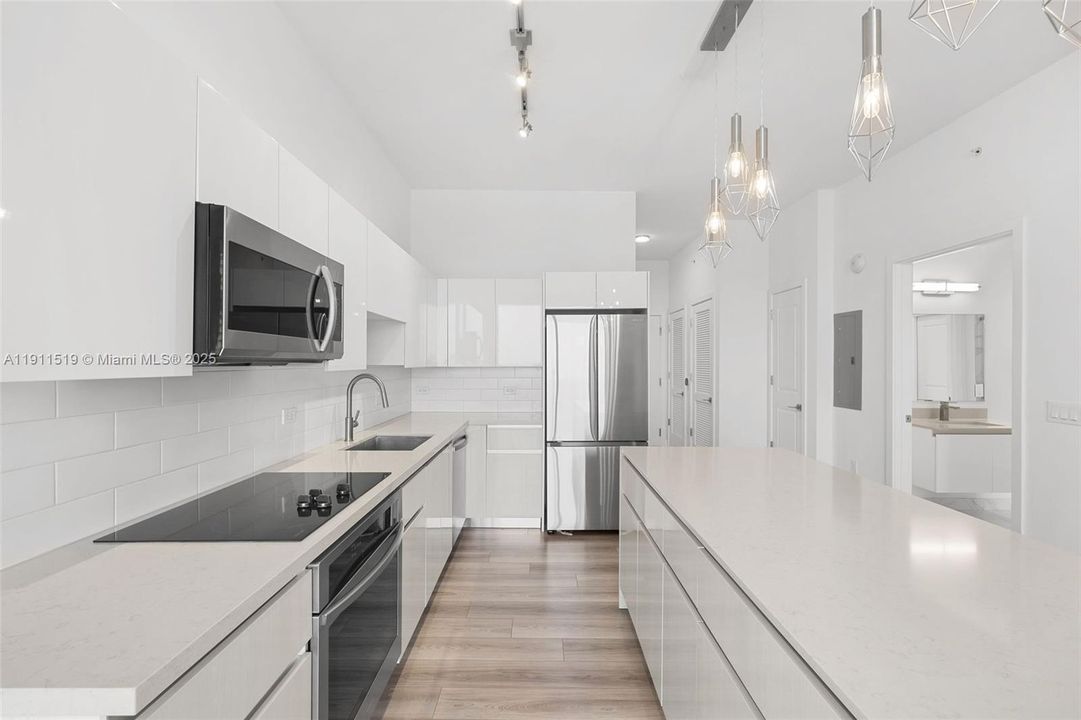 Activo con contrato: $2,875 (1 camas, 1 baños, 859 Pies cuadrados)