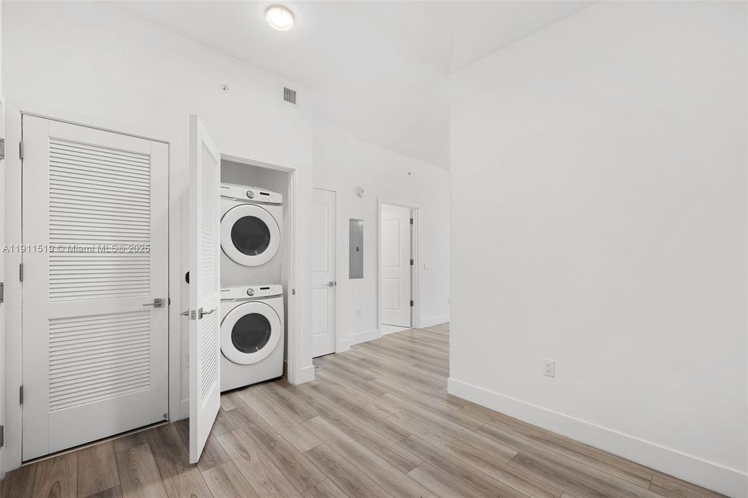 Activo con contrato: $2,875 (1 camas, 1 baños, 859 Pies cuadrados)