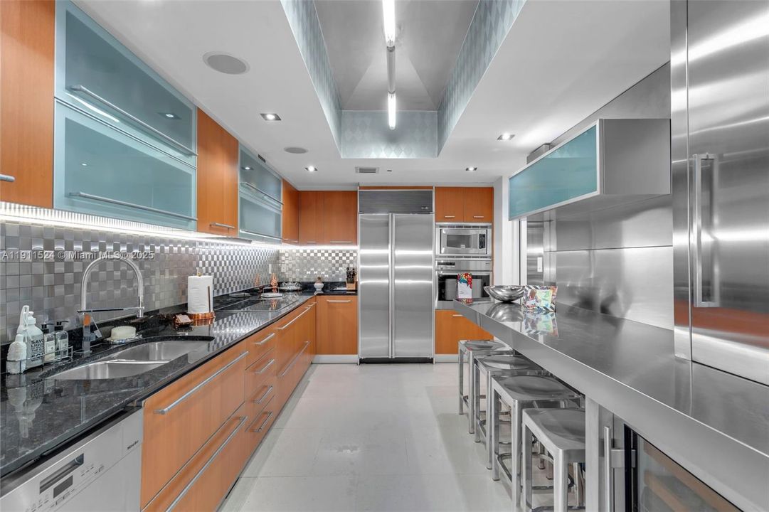 For Sale: $3,250,000 (3 beds, 3 baths, 2024 Square Feet)