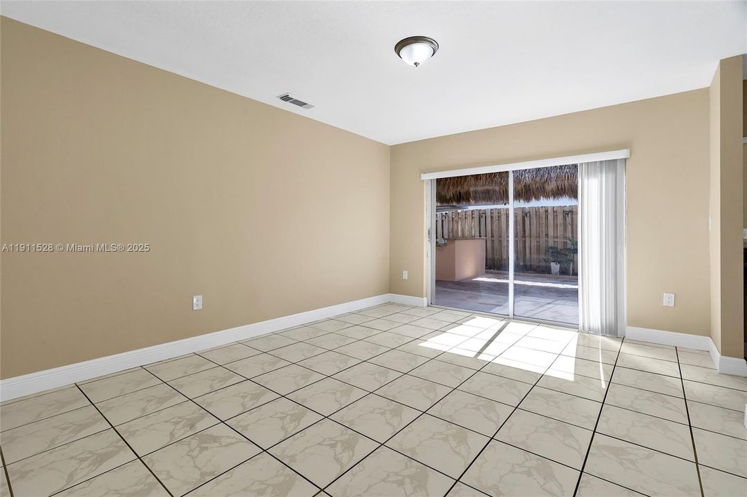 Под контрактом: $639,900 (4 спален, 2 ванн, 2075 Квадратных фут)