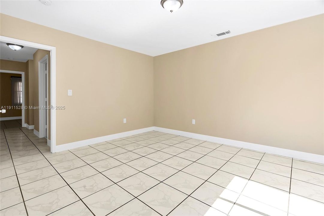 Под контрактом: $639,900 (4 спален, 2 ванн, 2075 Квадратных фут)