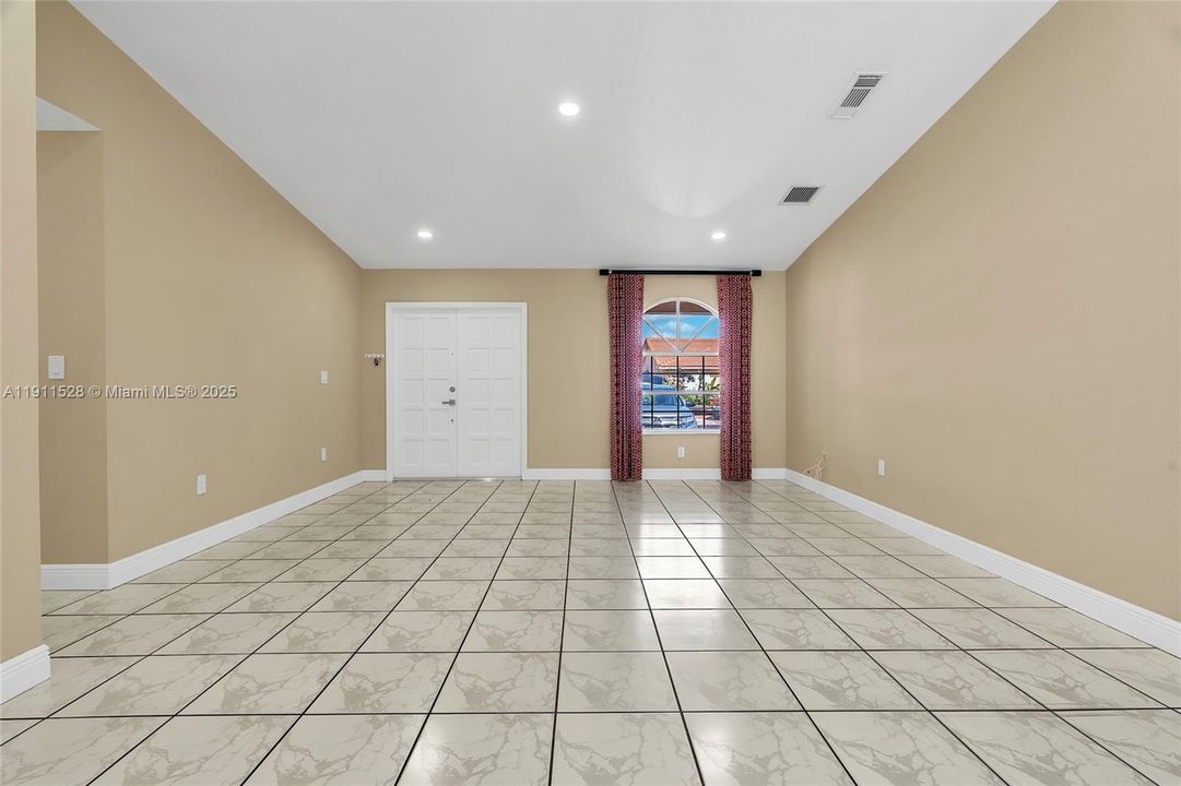 Под контрактом: $639,900 (4 спален, 2 ванн, 2075 Квадратных фут)