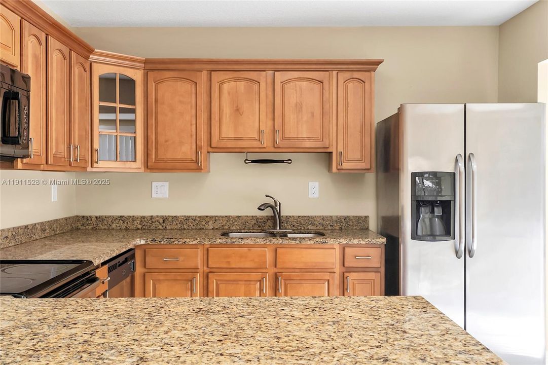 Под контрактом: $639,900 (4 спален, 2 ванн, 2075 Квадратных фут)