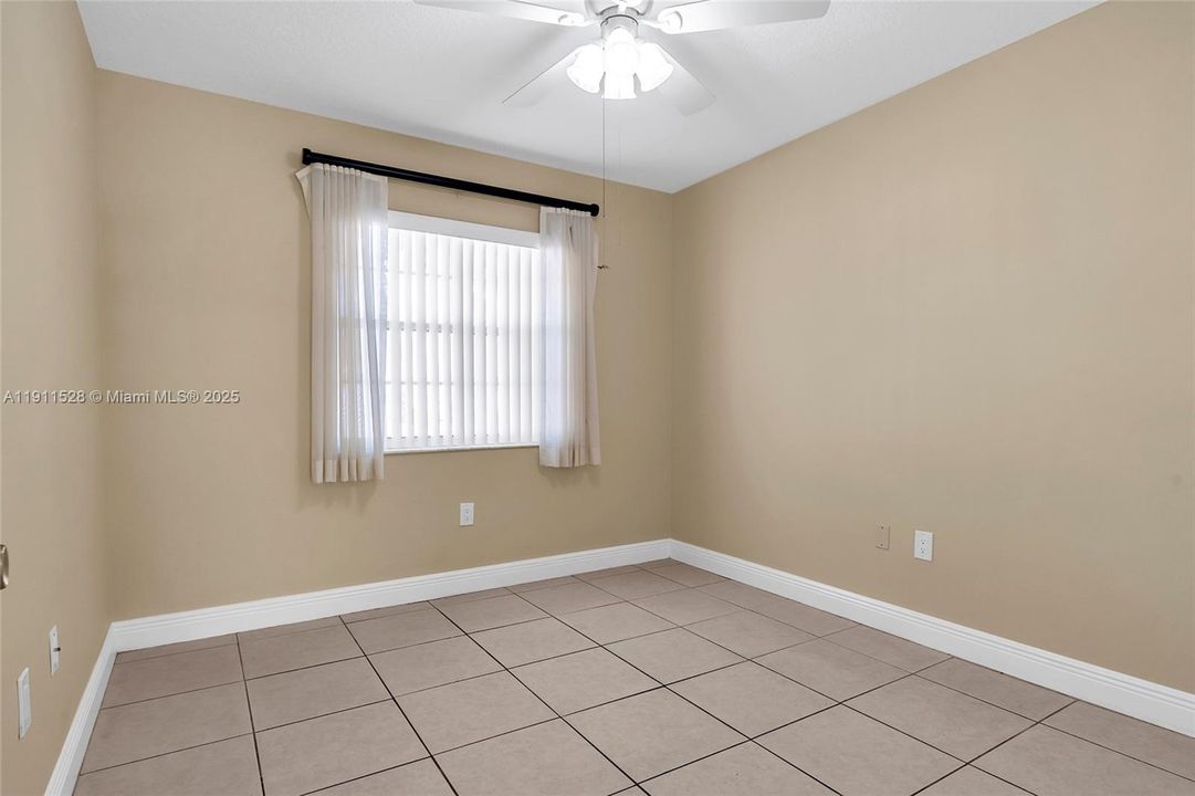 Под контрактом: $639,900 (4 спален, 2 ванн, 2075 Квадратных фут)