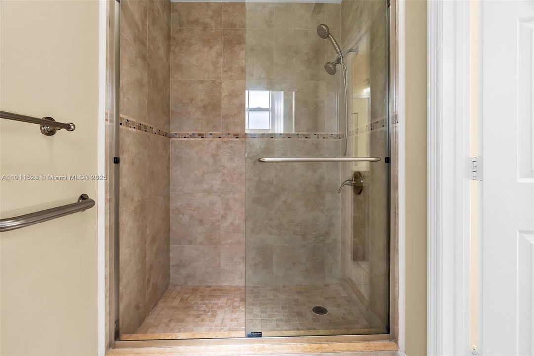 Под контрактом: $639,900 (4 спален, 2 ванн, 2075 Квадратных фут)