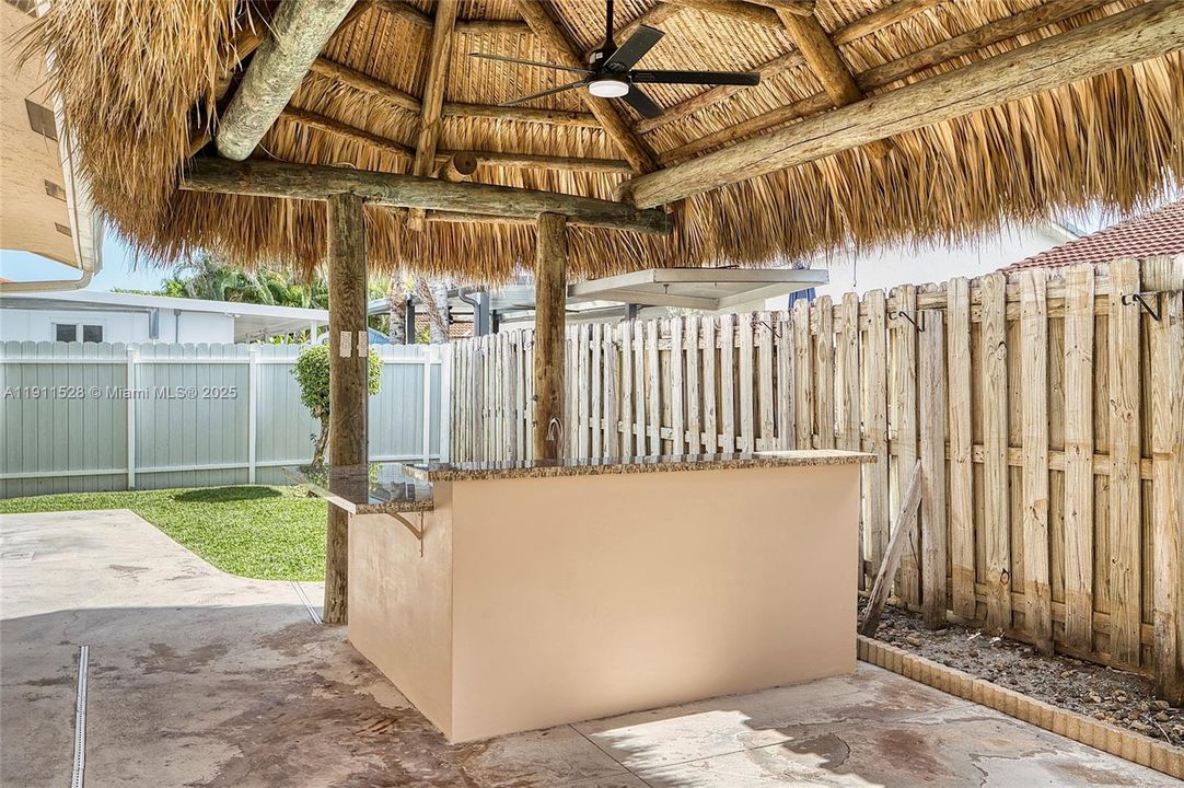 Под контрактом: $639,900 (4 спален, 2 ванн, 2075 Квадратных фут)