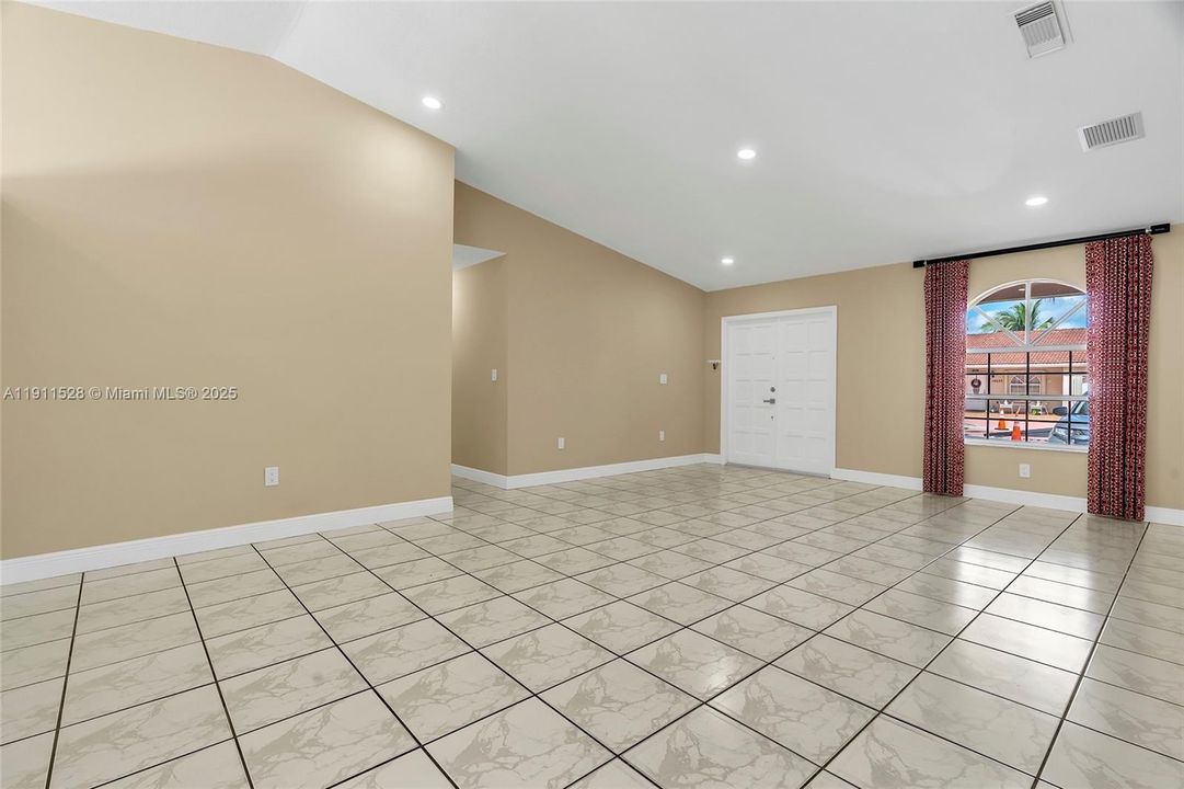 Под контрактом: $639,900 (4 спален, 2 ванн, 2075 Квадратных фут)