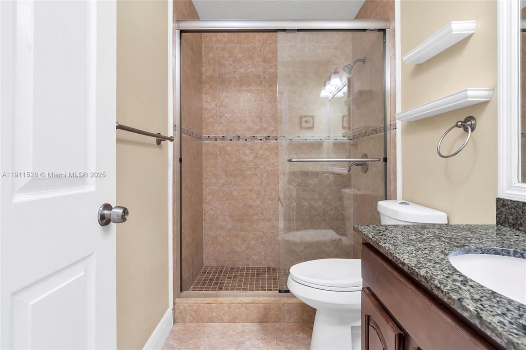 Под контрактом: $639,900 (4 спален, 2 ванн, 2075 Квадратных фут)