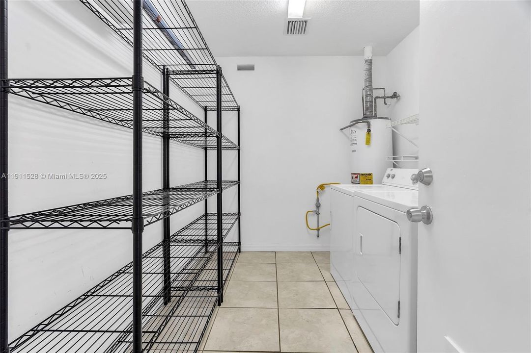 Под контрактом: $639,900 (4 спален, 2 ванн, 2075 Квадратных фут)