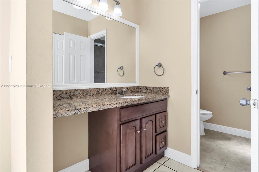 Под контрактом: $639,900 (4 спален, 2 ванн, 2075 Квадратных фут)