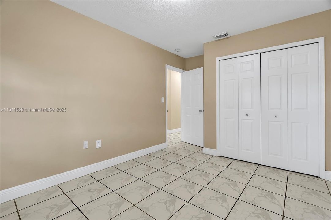 Под контрактом: $639,900 (4 спален, 2 ванн, 2075 Квадратных фут)