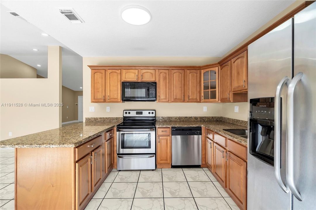 Под контрактом: $639,900 (4 спален, 2 ванн, 2075 Квадратных фут)