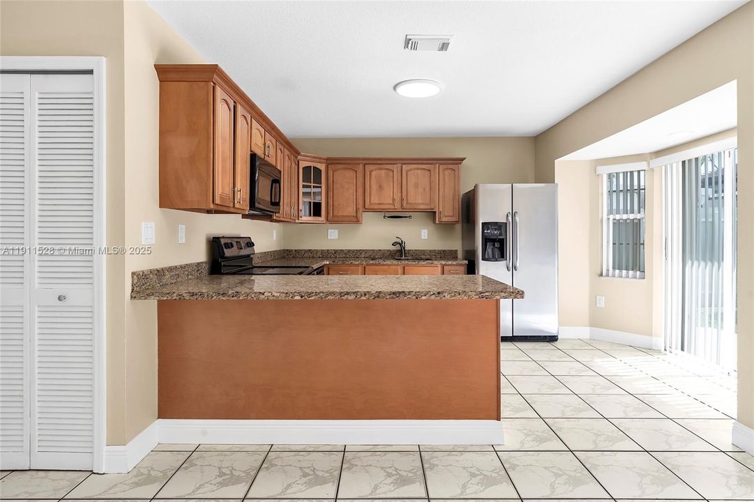 Под контрактом: $639,900 (4 спален, 2 ванн, 2075 Квадратных фут)