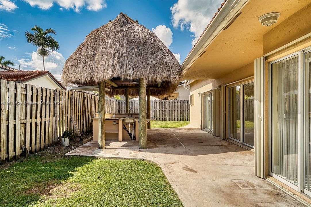 Под контрактом: $639,900 (4 спален, 2 ванн, 2075 Квадратных фут)