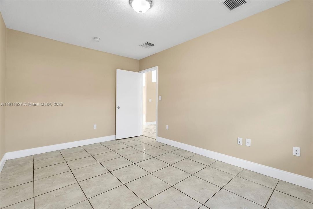 Под контрактом: $639,900 (4 спален, 2 ванн, 2075 Квадратных фут)