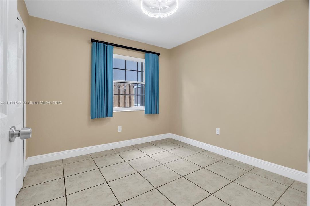 Под контрактом: $639,900 (4 спален, 2 ванн, 2075 Квадратных фут)