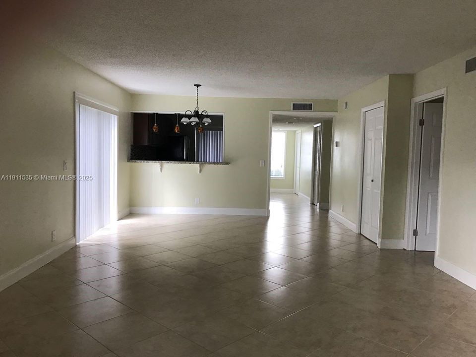 На продажу: $299,900 (2 спален, 2 ванн, 1225 Квадратных фут)