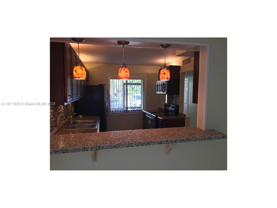 На продажу: $299,900 (2 спален, 2 ванн, 1225 Квадратных фут)