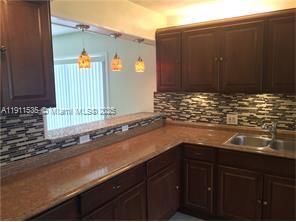 На продажу: $299,900 (2 спален, 2 ванн, 1225 Квадратных фут)