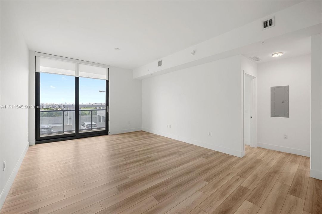 Active With Contract: $2,917 (1 beds, 1 baths, 859 Square Feet)