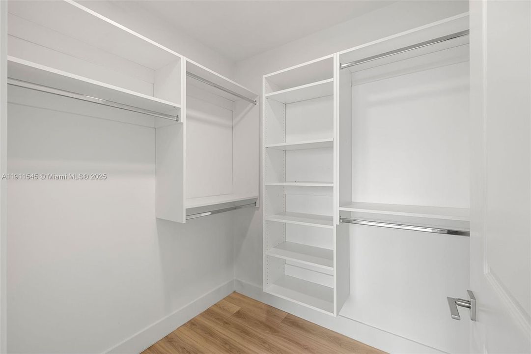 Active With Contract: $2,917 (1 beds, 1 baths, 859 Square Feet)