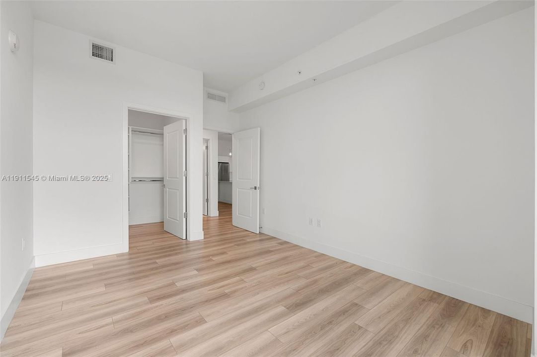 Active With Contract: $2,917 (1 beds, 1 baths, 859 Square Feet)