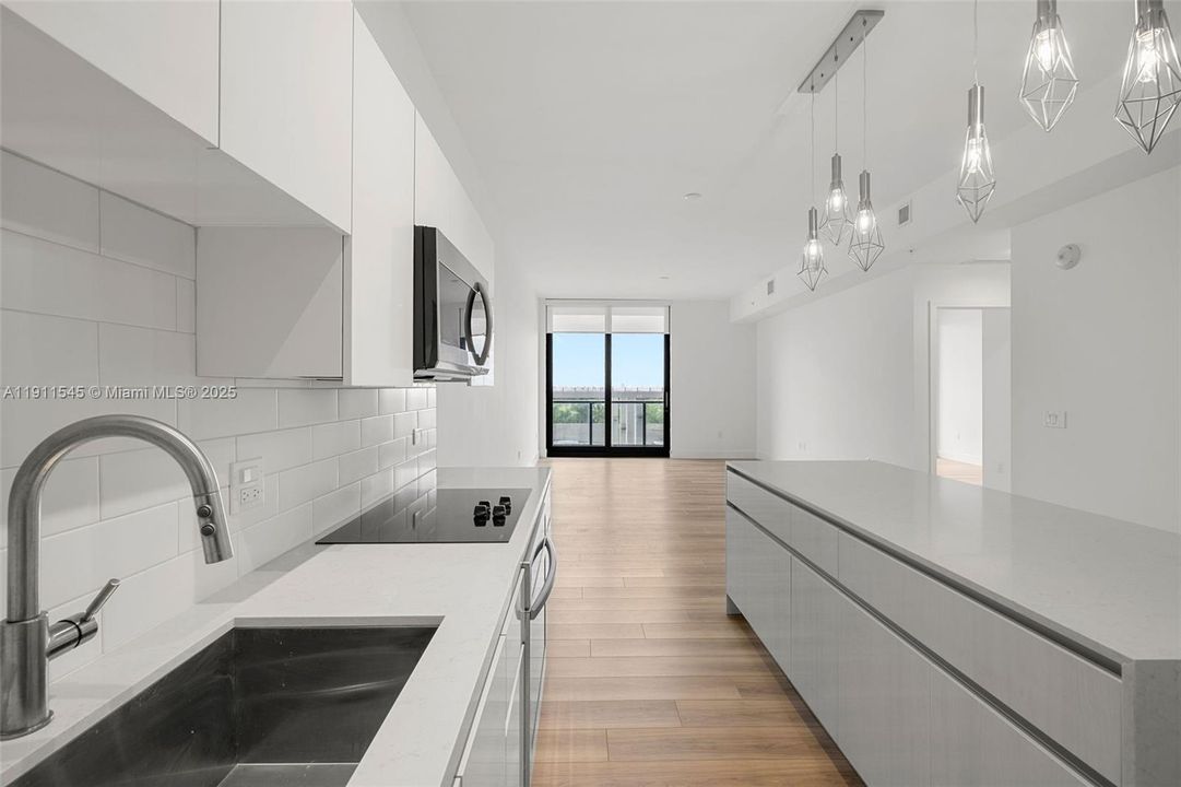 Active With Contract: $2,917 (1 beds, 1 baths, 859 Square Feet)