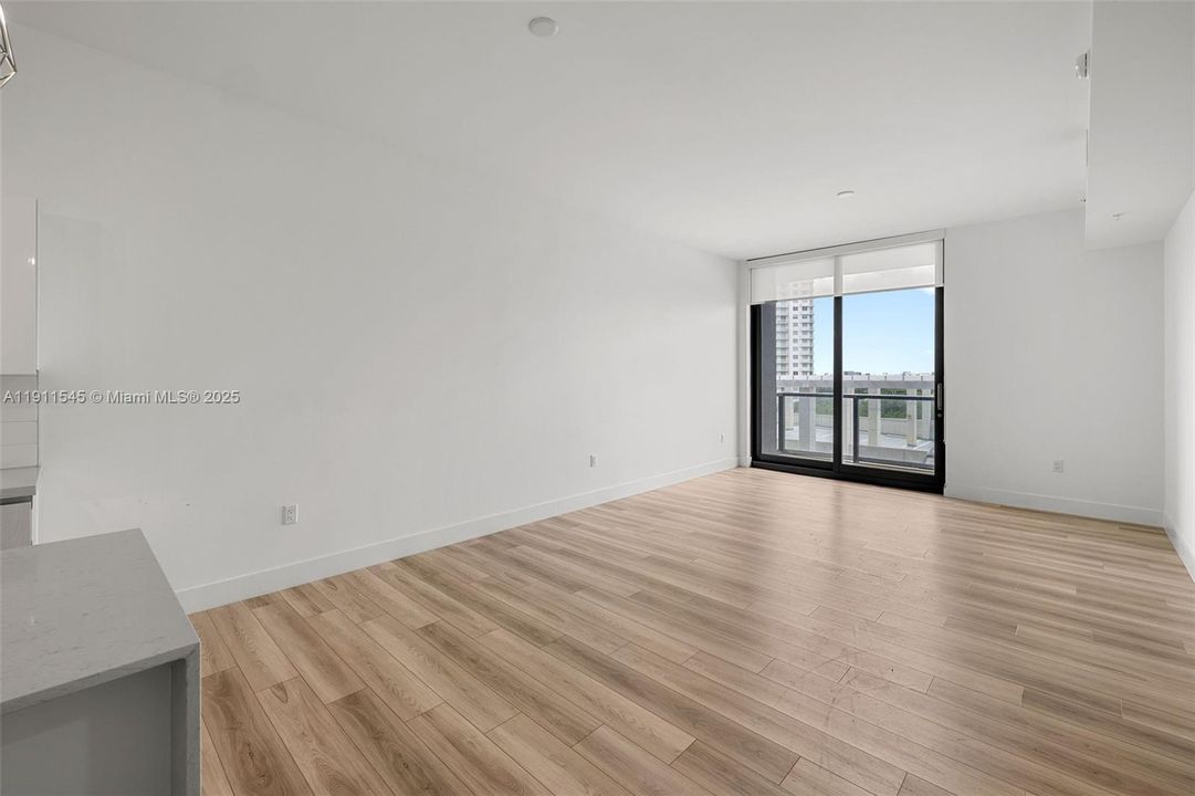 Active With Contract: $2,917 (1 beds, 1 baths, 859 Square Feet)