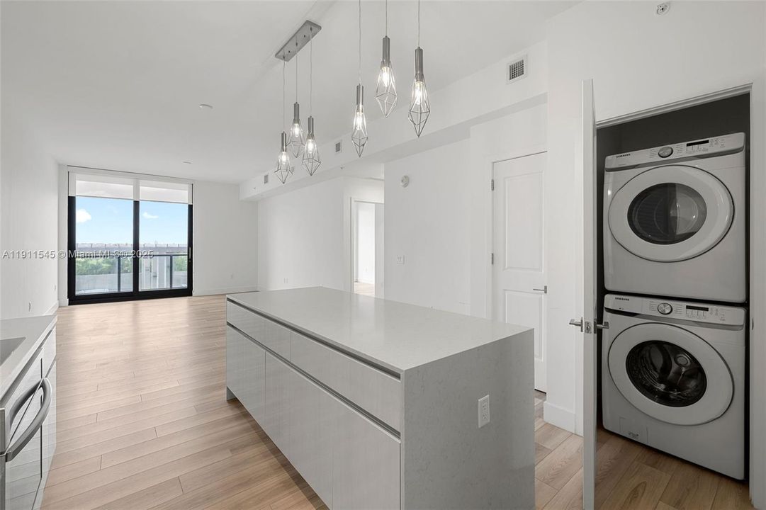 Active With Contract: $2,917 (1 beds, 1 baths, 859 Square Feet)